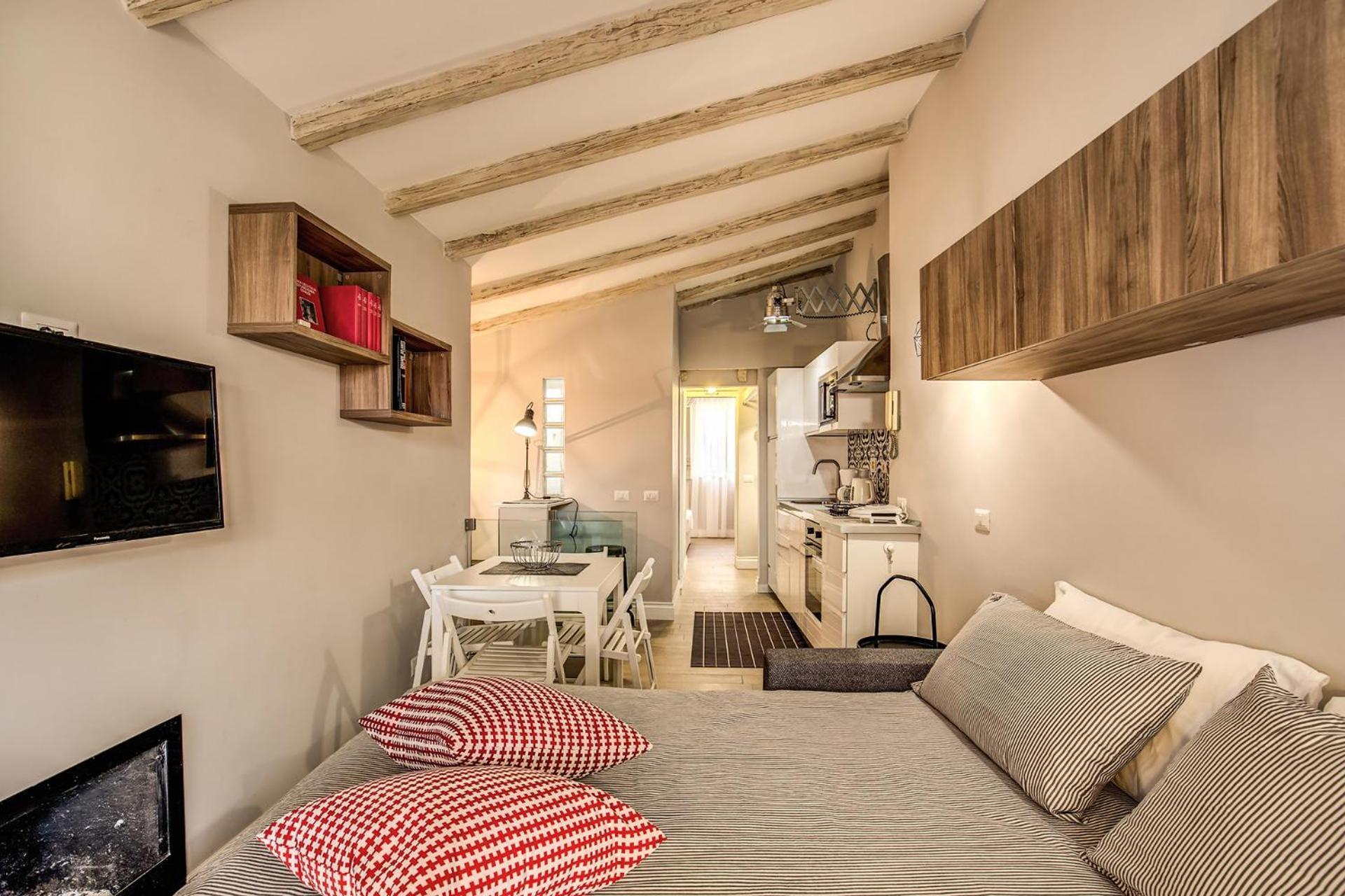 Attic With Terrace By Trevi Fountain Rome