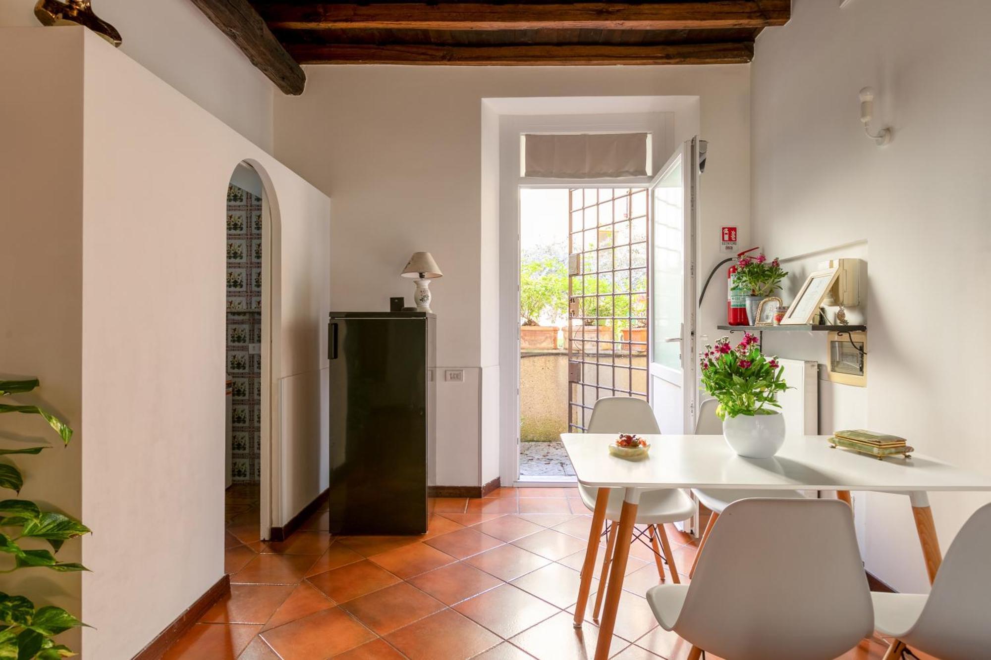 Quiet Trevi Fountain With Patio And Backyard Apartment *