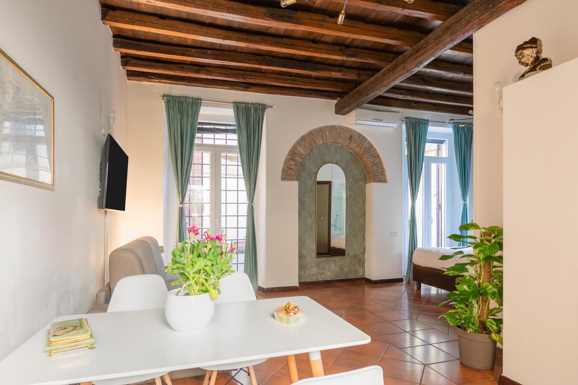 Quiet Trevi Fountain With Patio And Backyard Apartment Rome