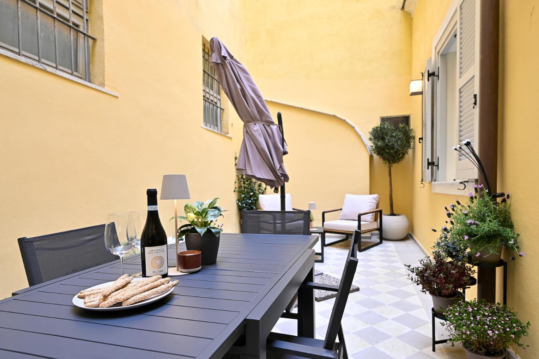 Monti Luxury Patio Rome