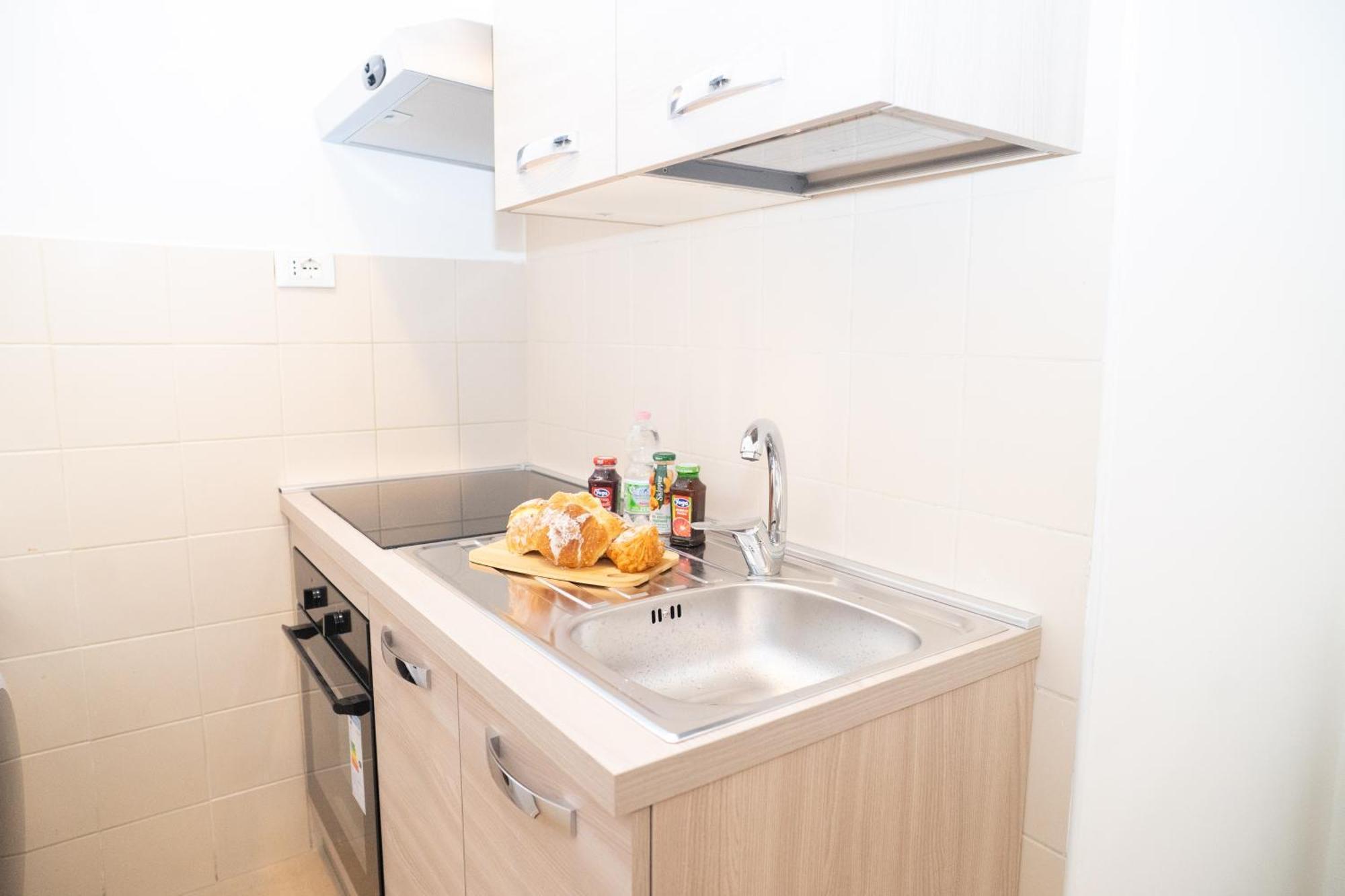 Modern Two-room For 2, 20 Minutes From Termini Apartment