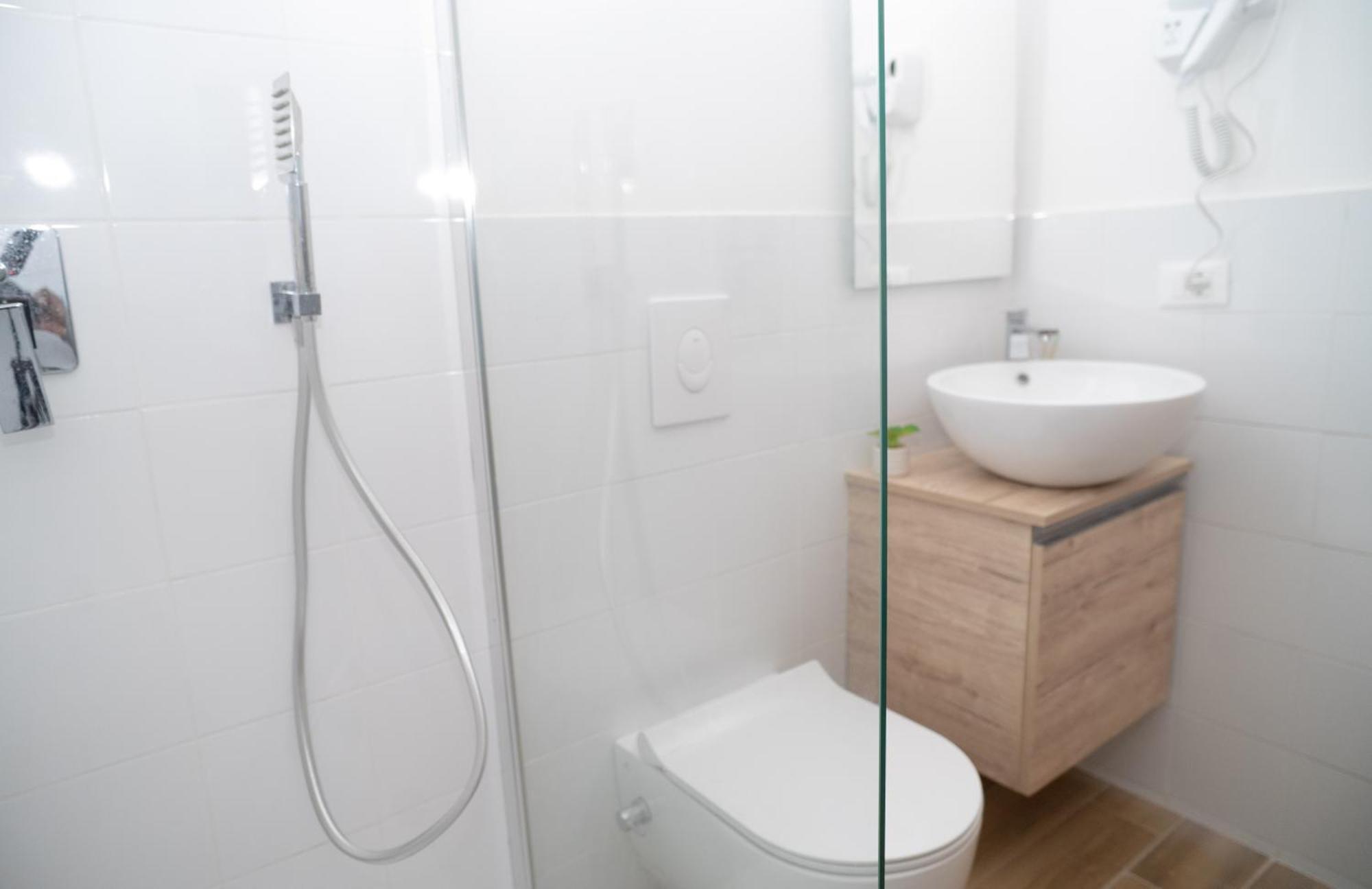 Modern Two-room For 2, 20 Minutes From Termini Apartment *