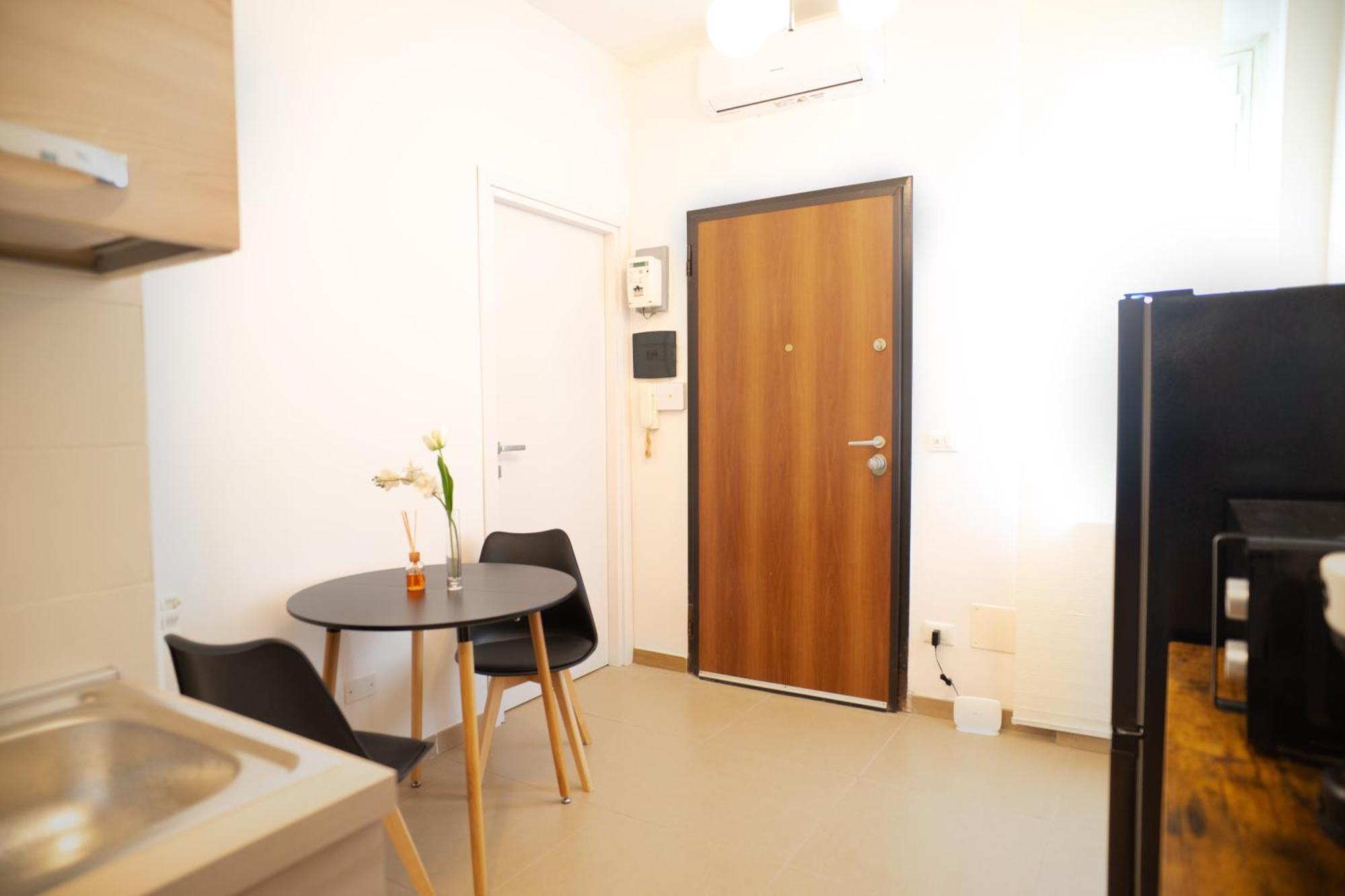 Modern Two-room For 2, 20 Minutes From Termini Apartment *