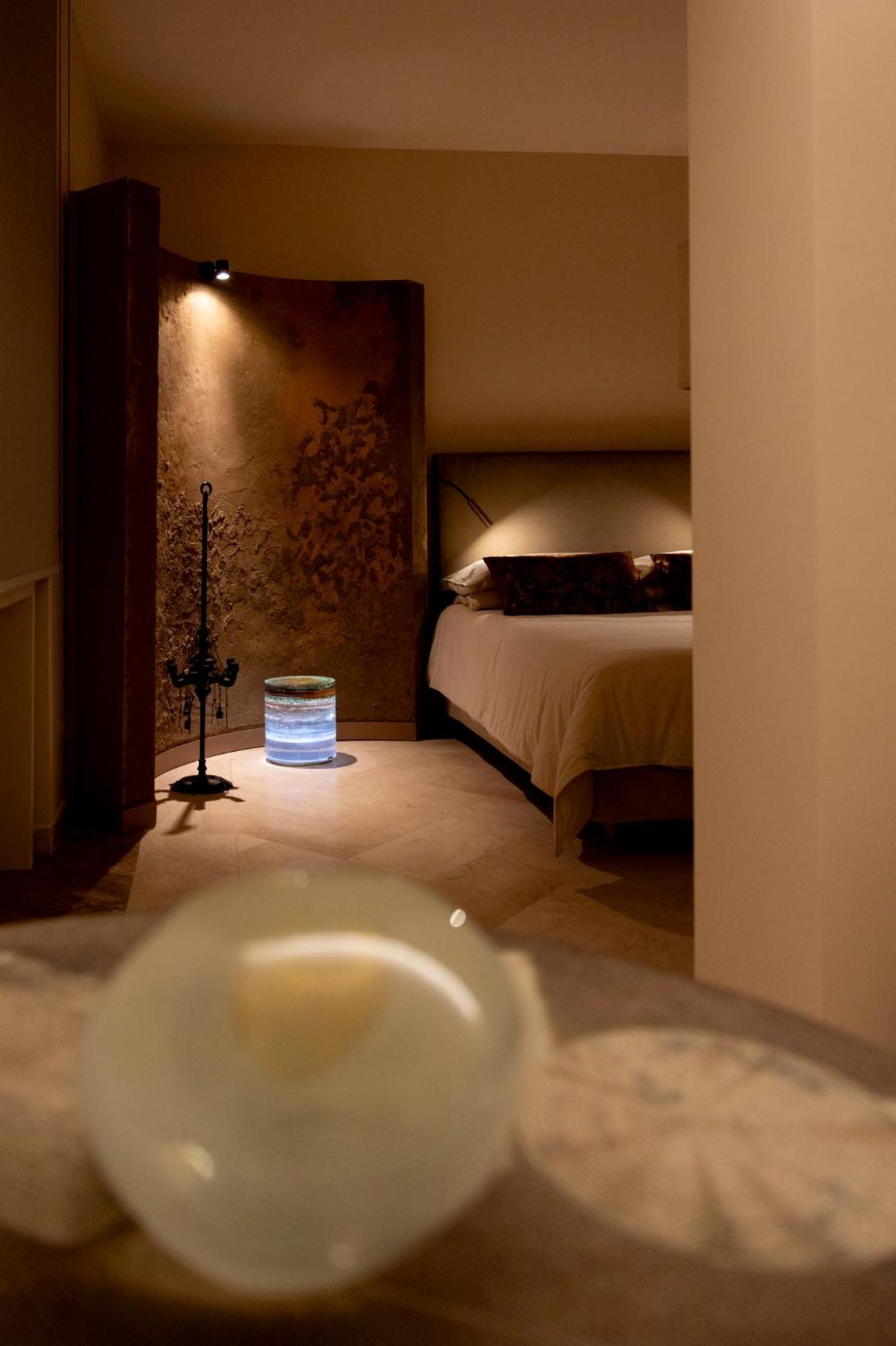 Sinopia Gallery - Sleep On Art Apartment