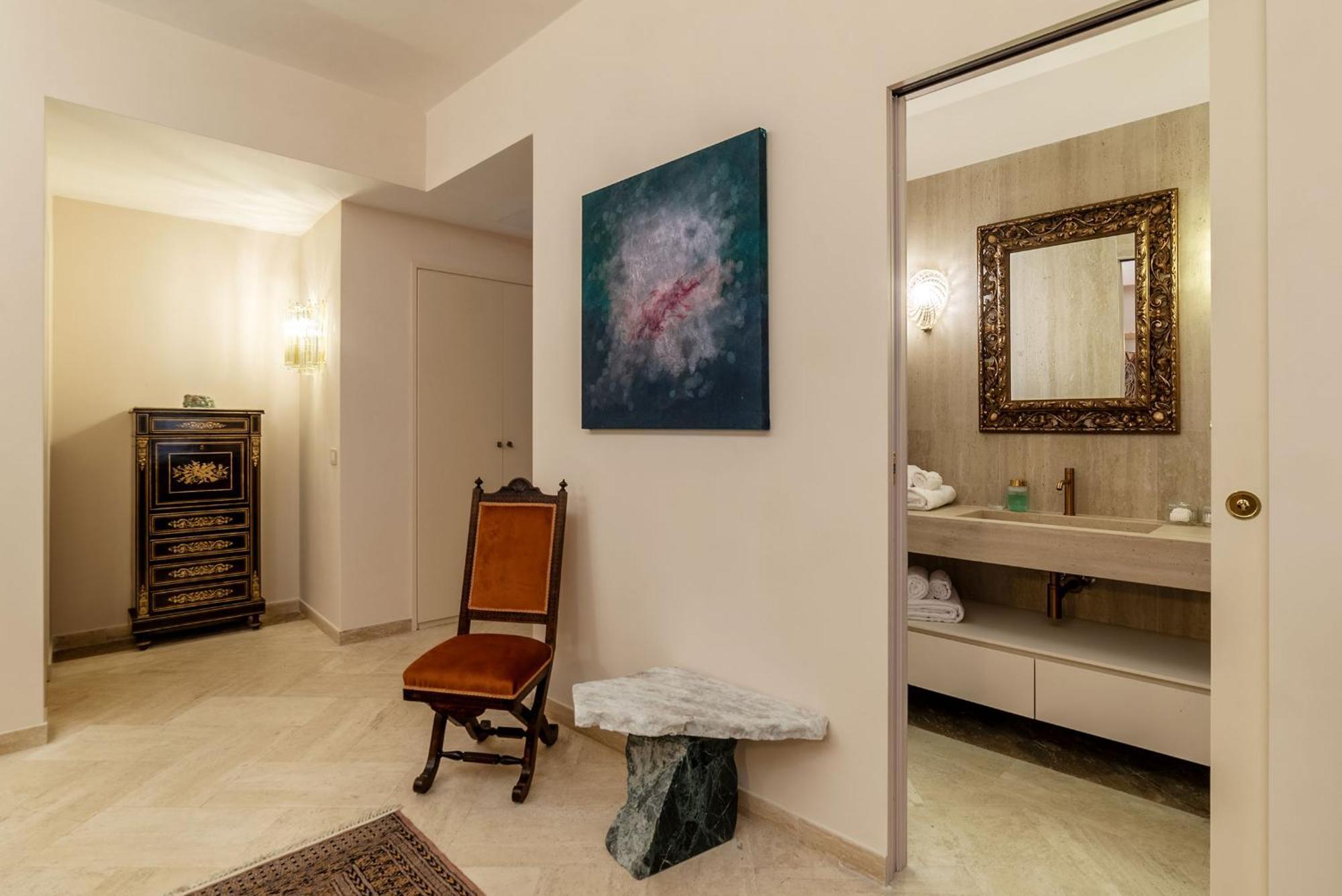 Sinopia Gallery - Sleep On Art Apartment *