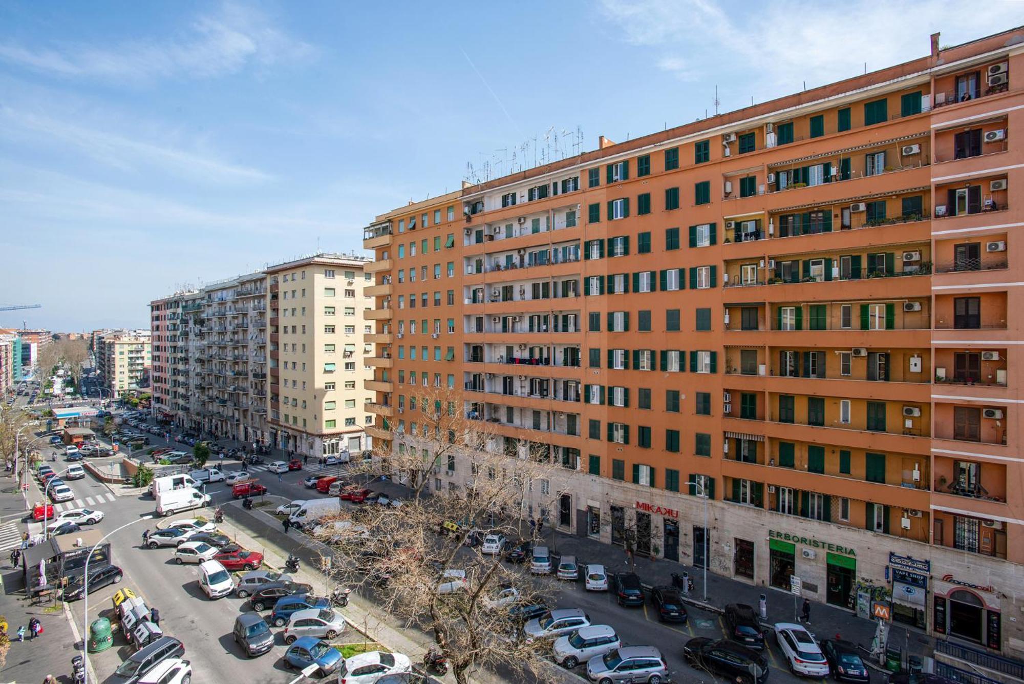 Appartement Elegant 1bdr Front The Subway Furio Camillo Rome