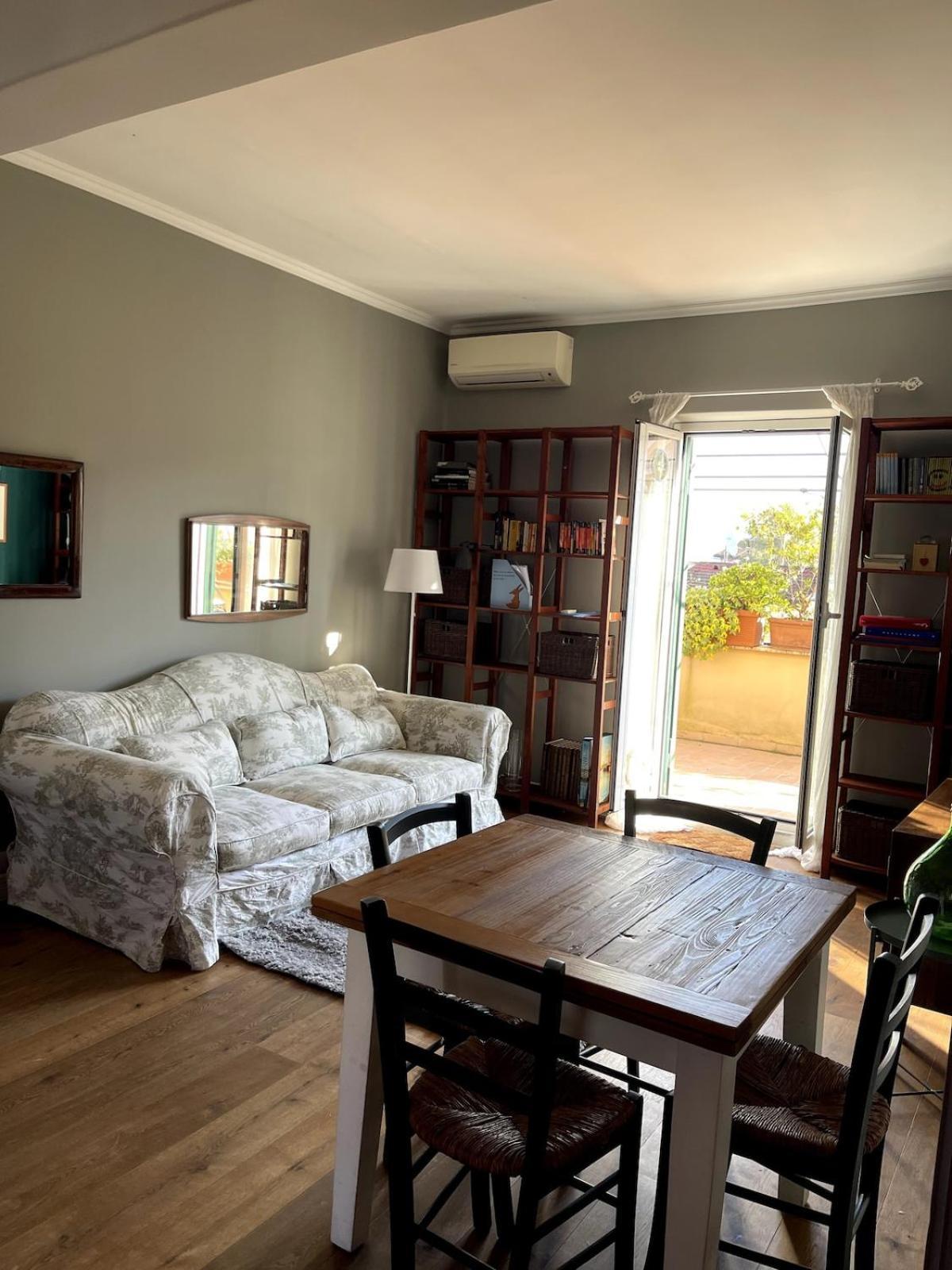 Apartment Fifi's Stylish Attic With Terrace Rome