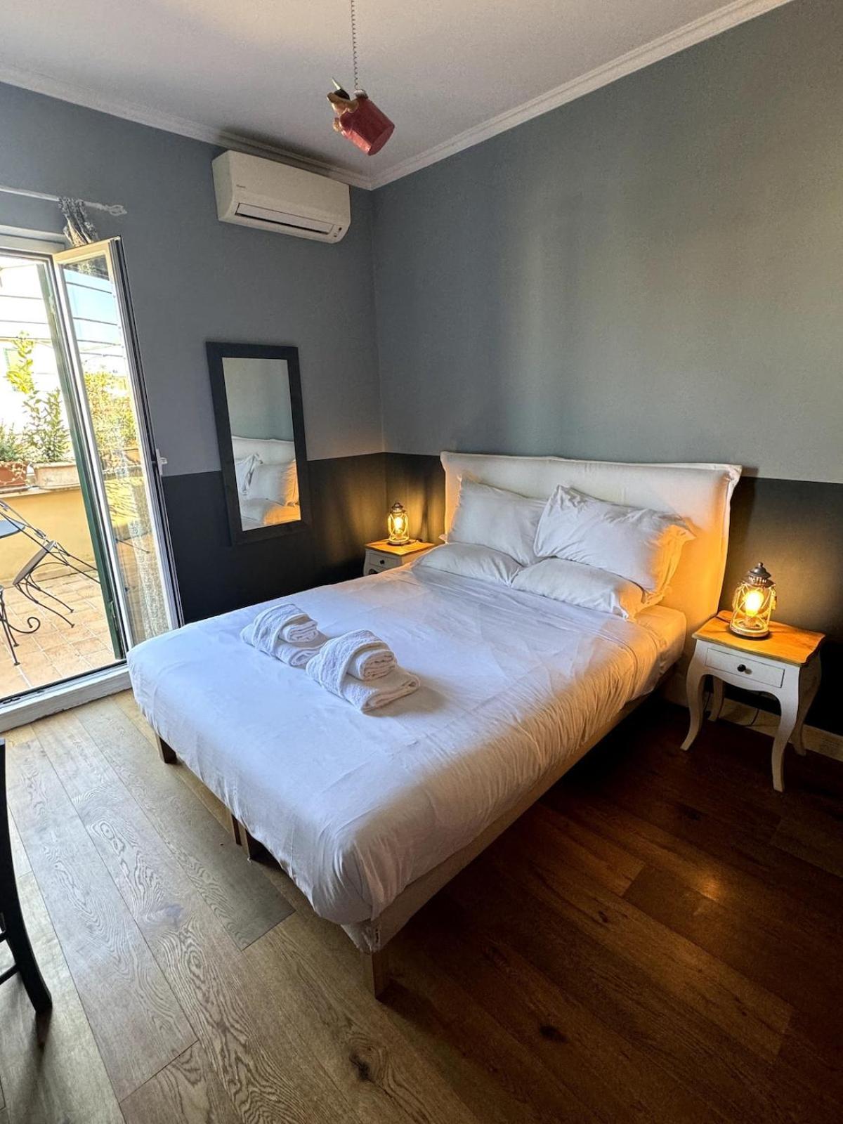Fifi's Stylish Attic With Terrace
