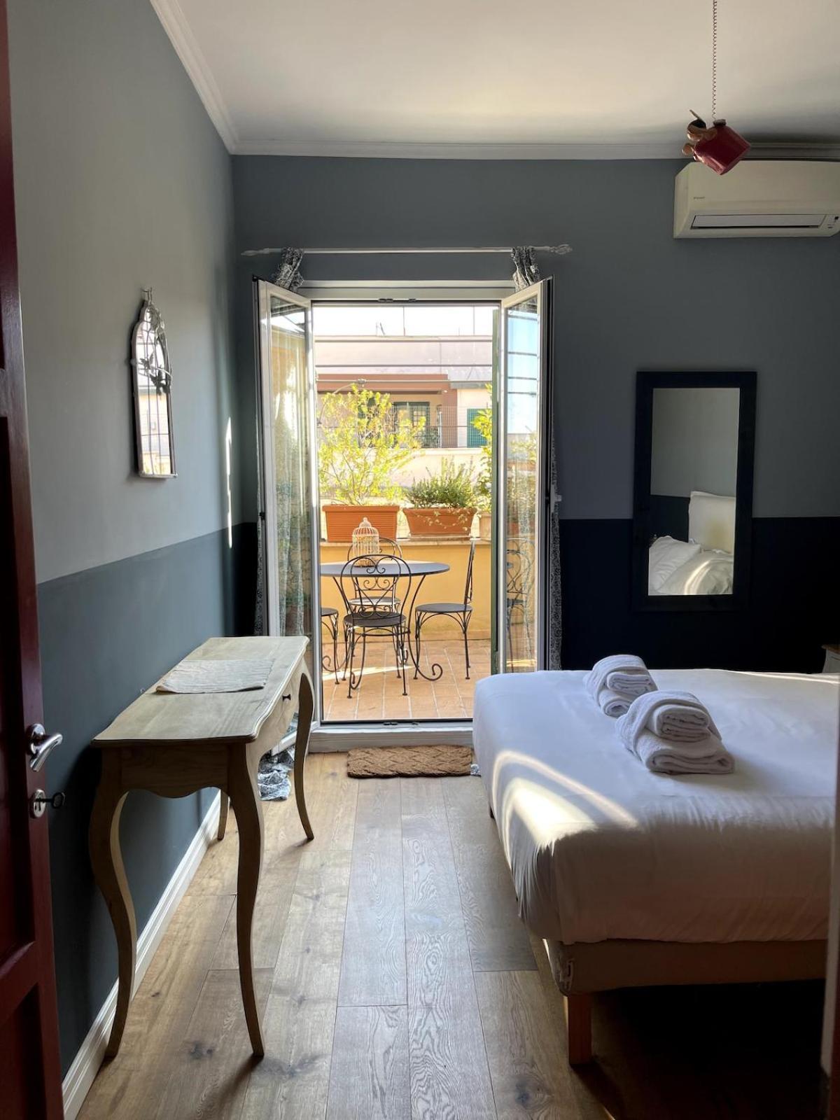 Fifi's Stylish Attic With Terrace Apartment Rome
