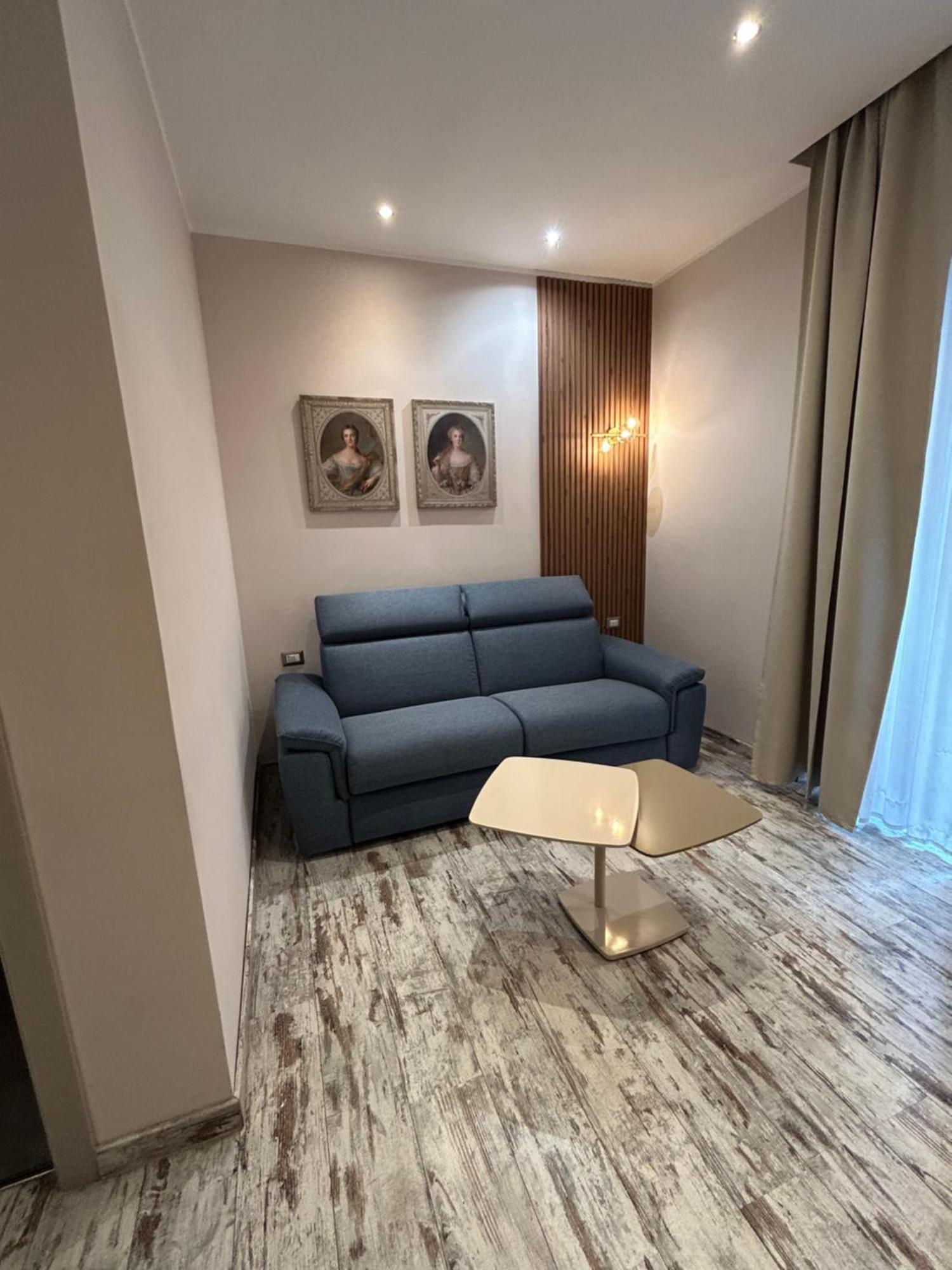 Colonna 18 By Ghor Gasthuis