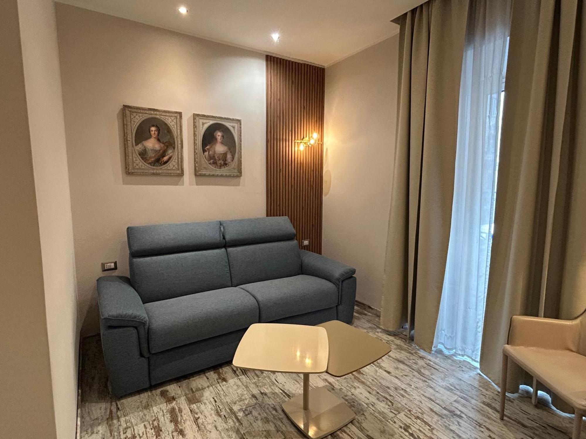 Colonna 18 By Ghor Gasthuis 2*