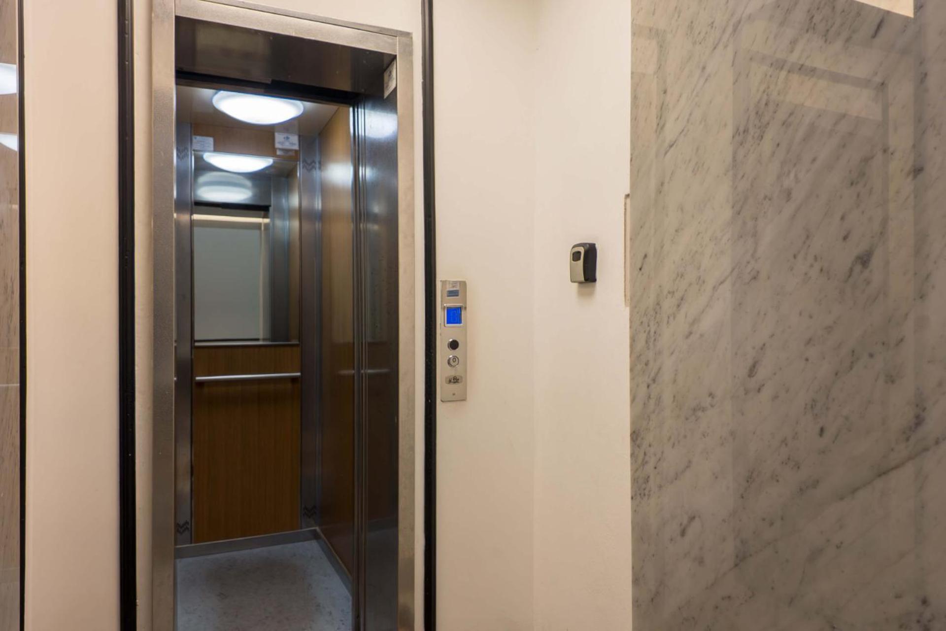 The Rent - One-bedroom In A Quiet, Classically Styled Corner Near The Quirinale Apartment Rome