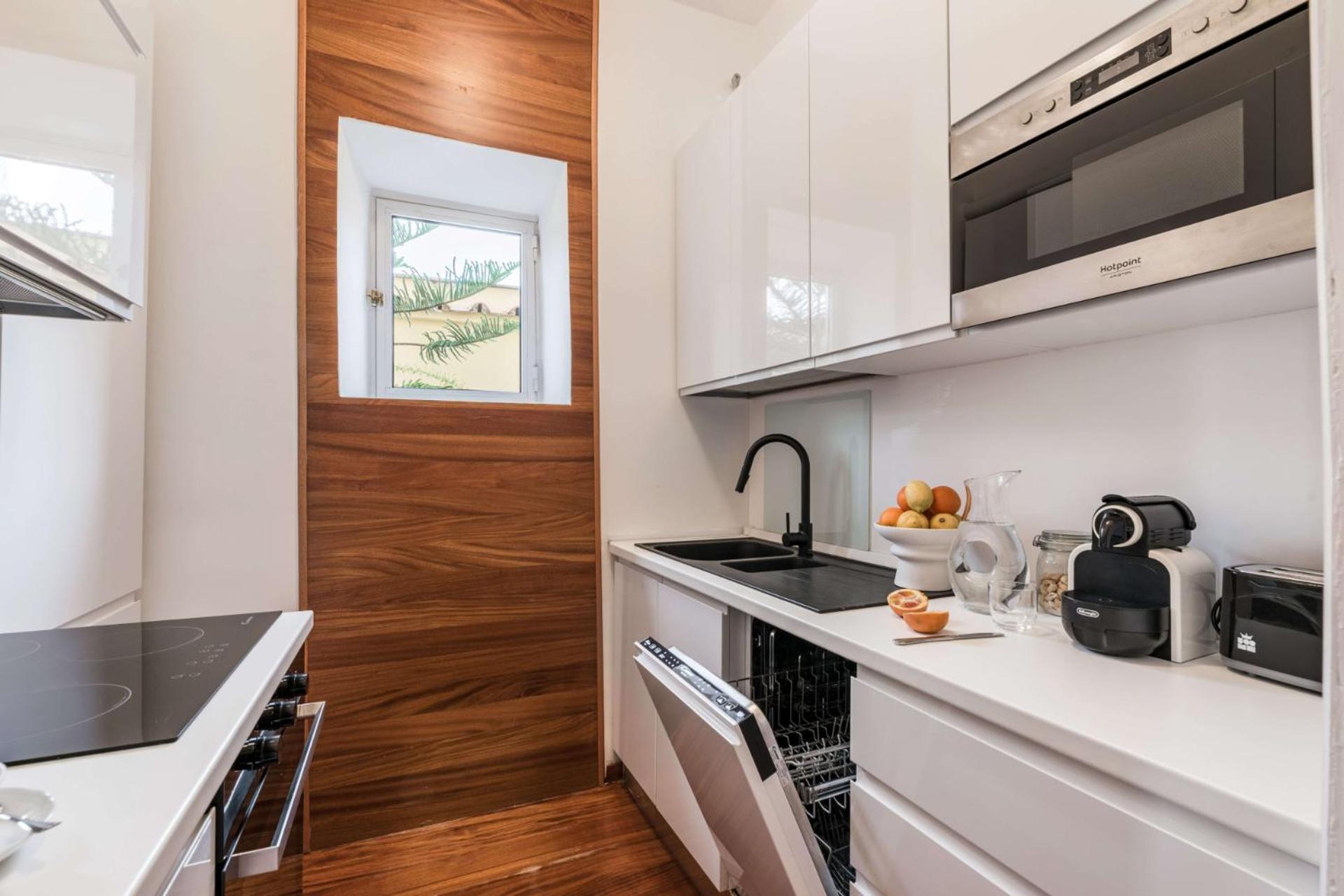 The Rent - One-bedroom In A Quiet, Classically Styled Corner Near The Quirinale Apartment *