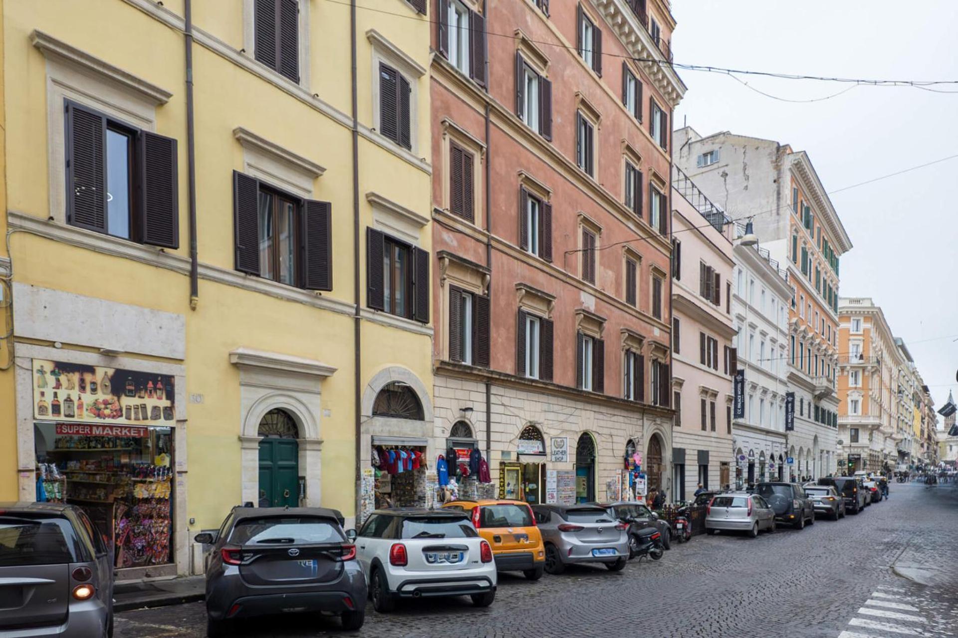 The Rent - One-bedroom In A Quiet, Classically Styled Corner Near The Quirinale Rome