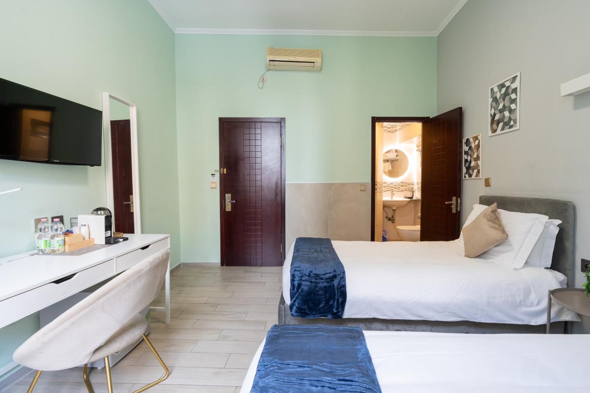 Leoni Di Giada - Close To Station 3* Rome