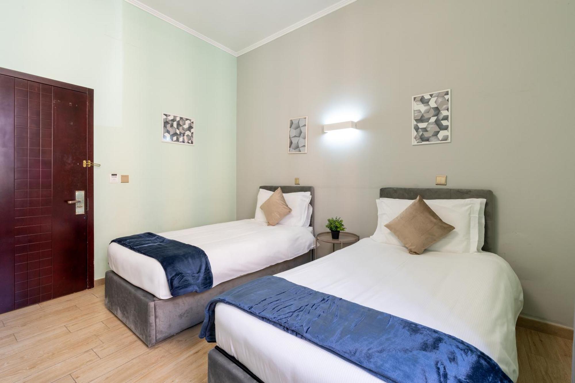 Leoni Di Giada - Close To Station 3* Rome