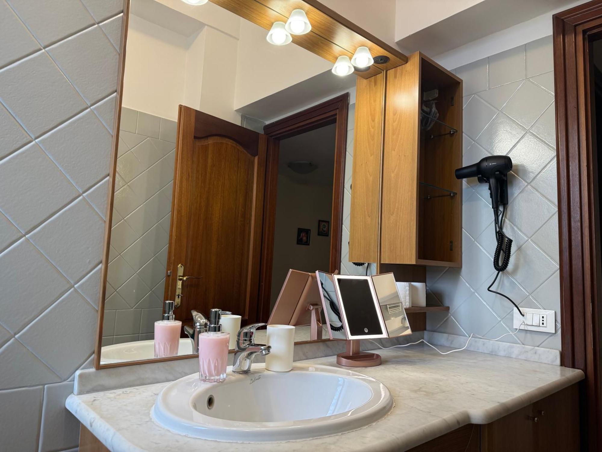 Domi 10 Apartment, Stazione Termini, Via Curtatone 12 Apartment