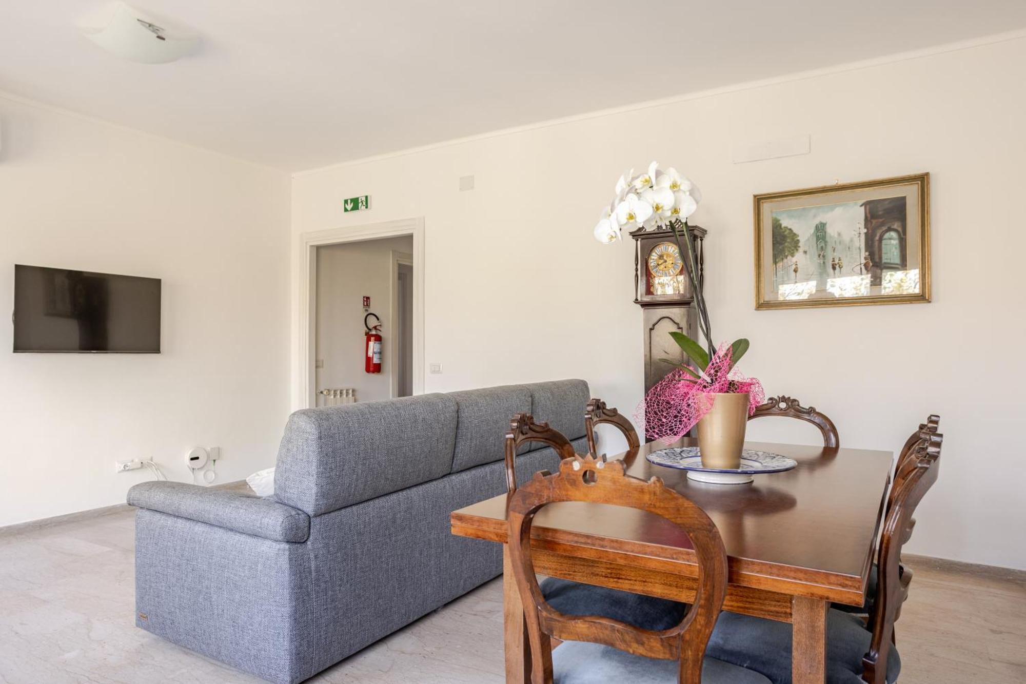 Francis House Apartment