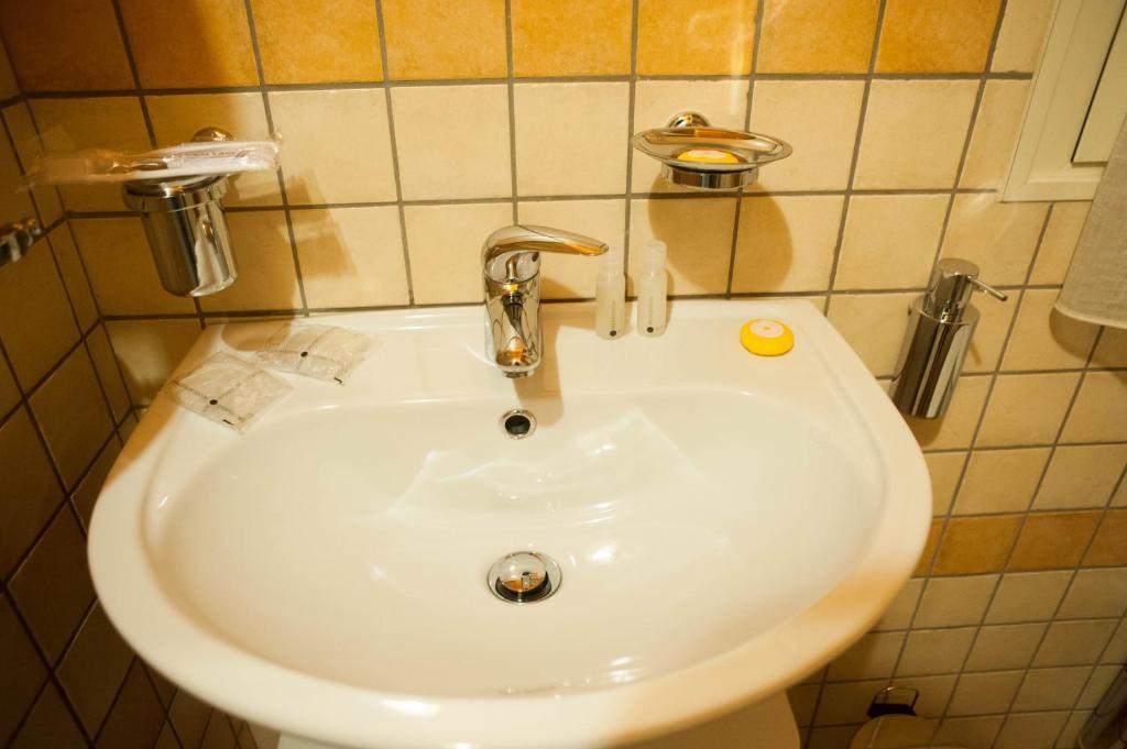 Almes Guest house 2*