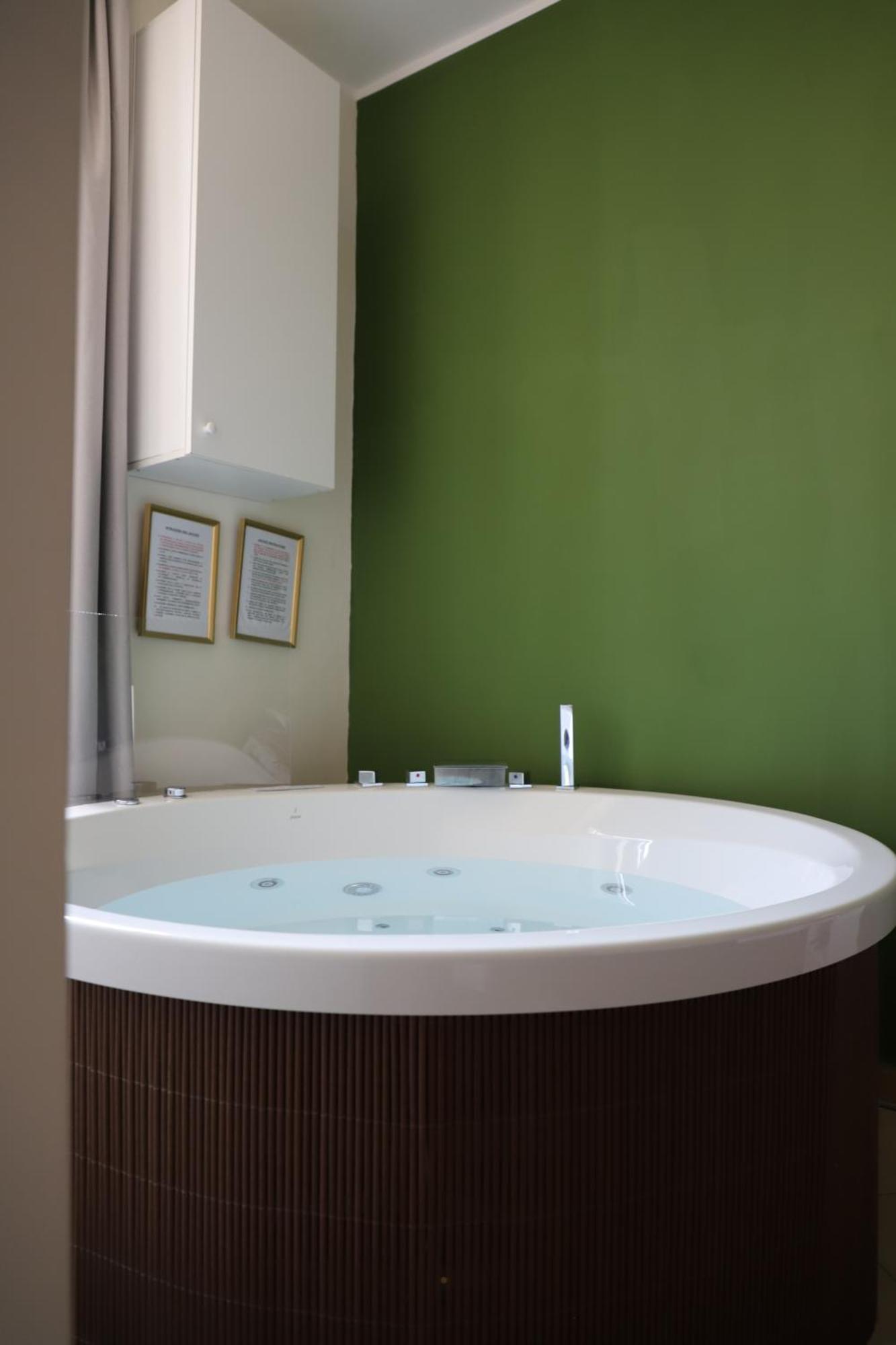 Vatican Jacuzzi House *
