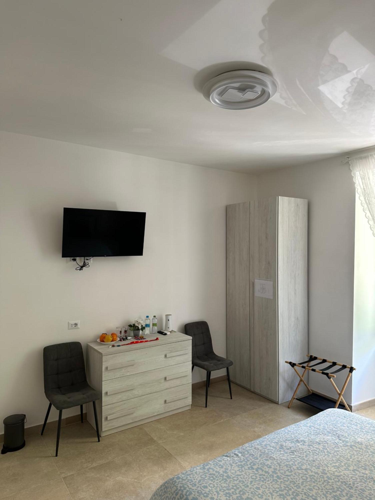 Youroominrome