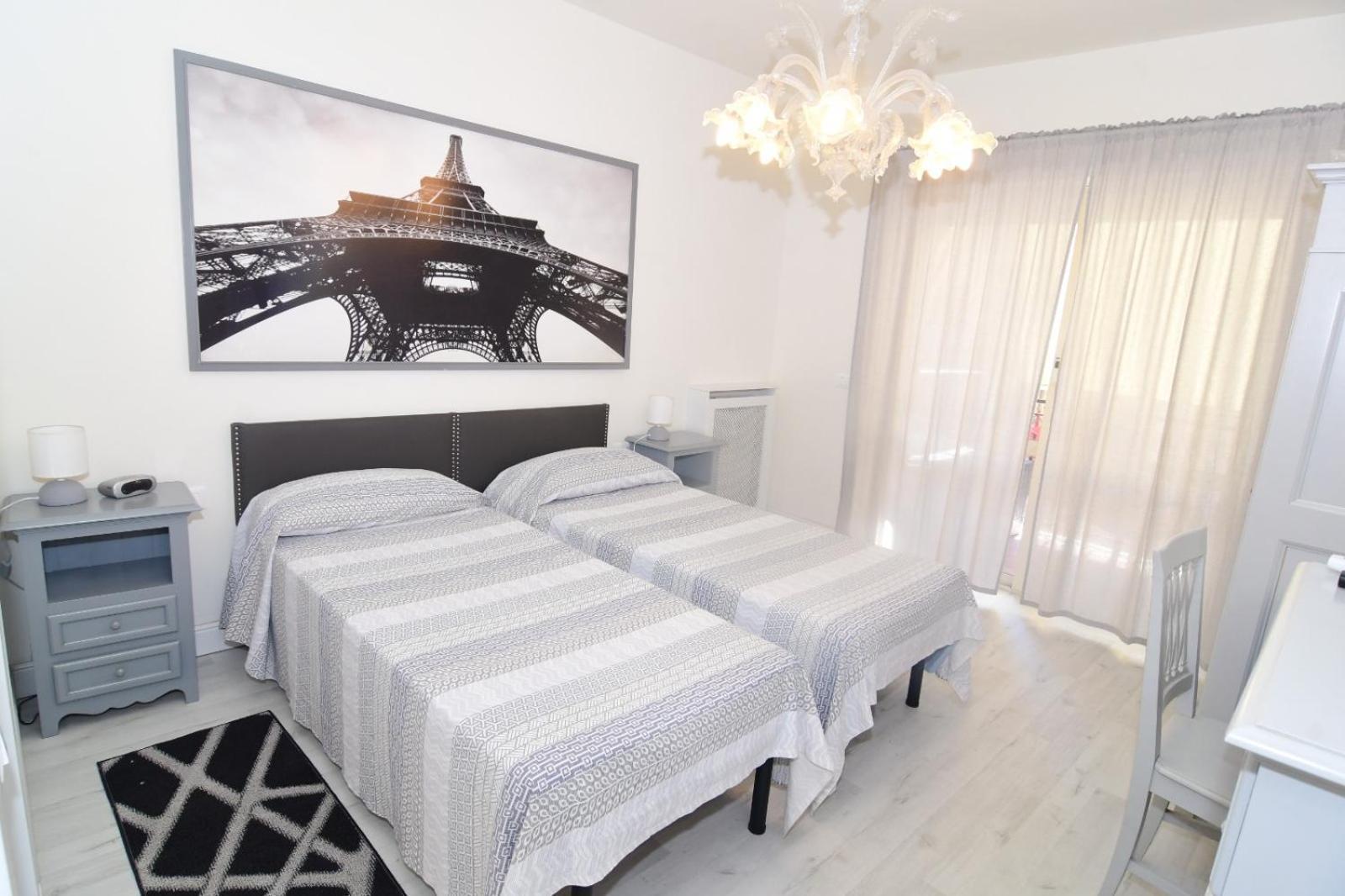 Metro Apartment *