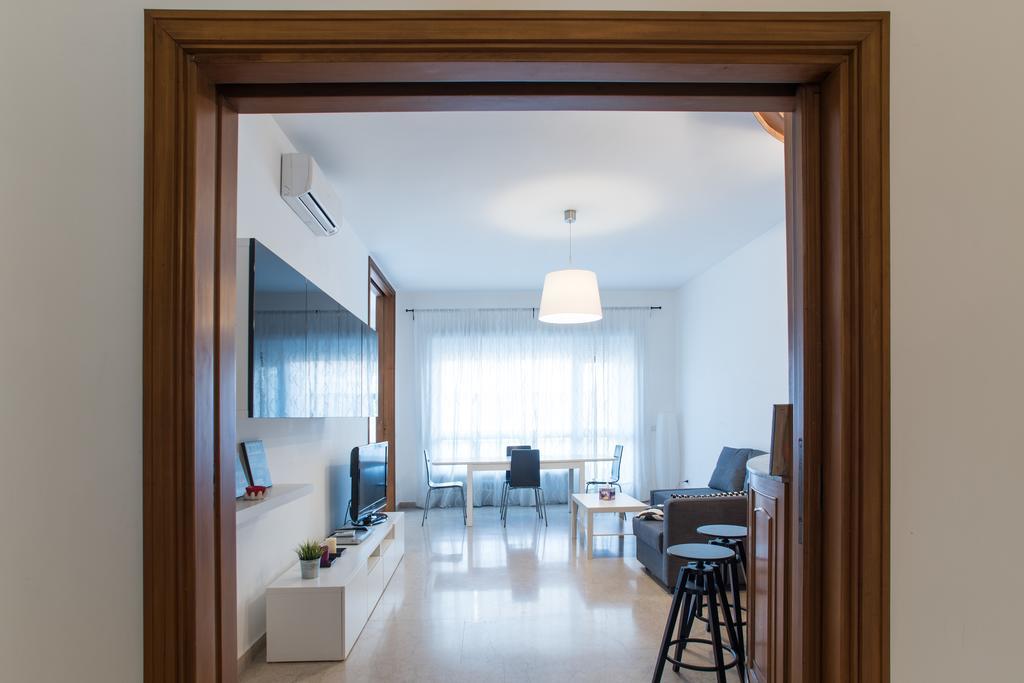 House In The * Roma