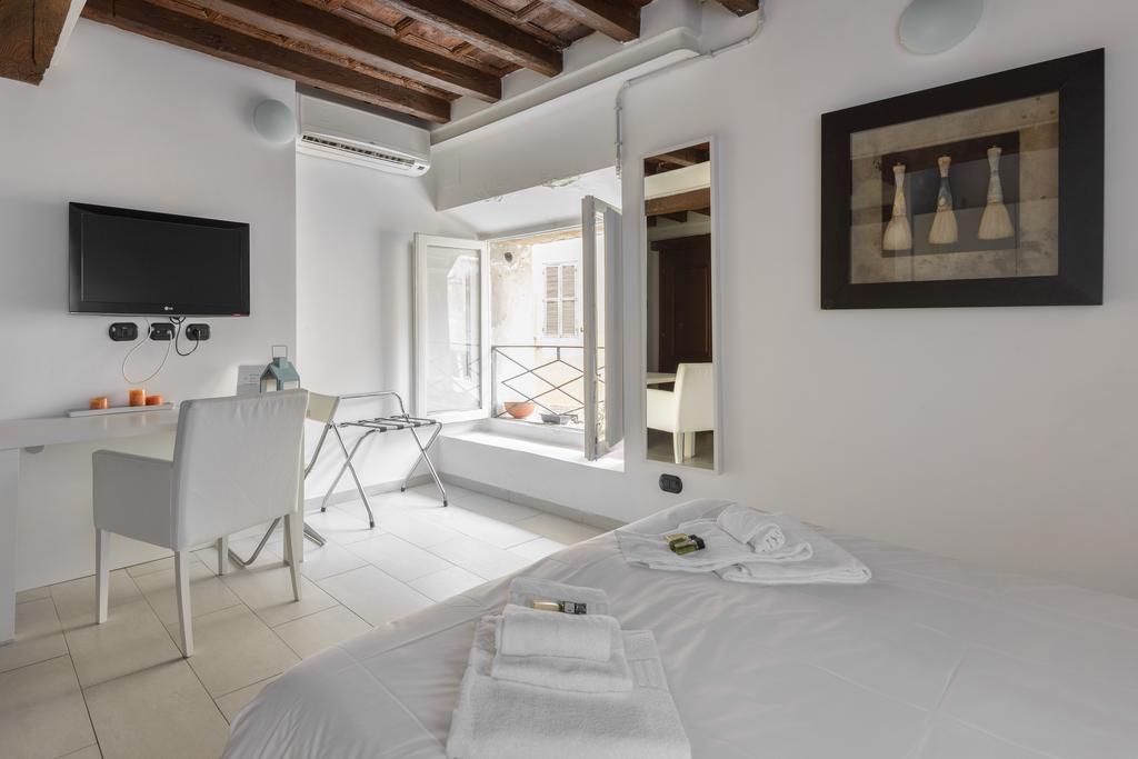 Guest house Flowers Apartments 2*