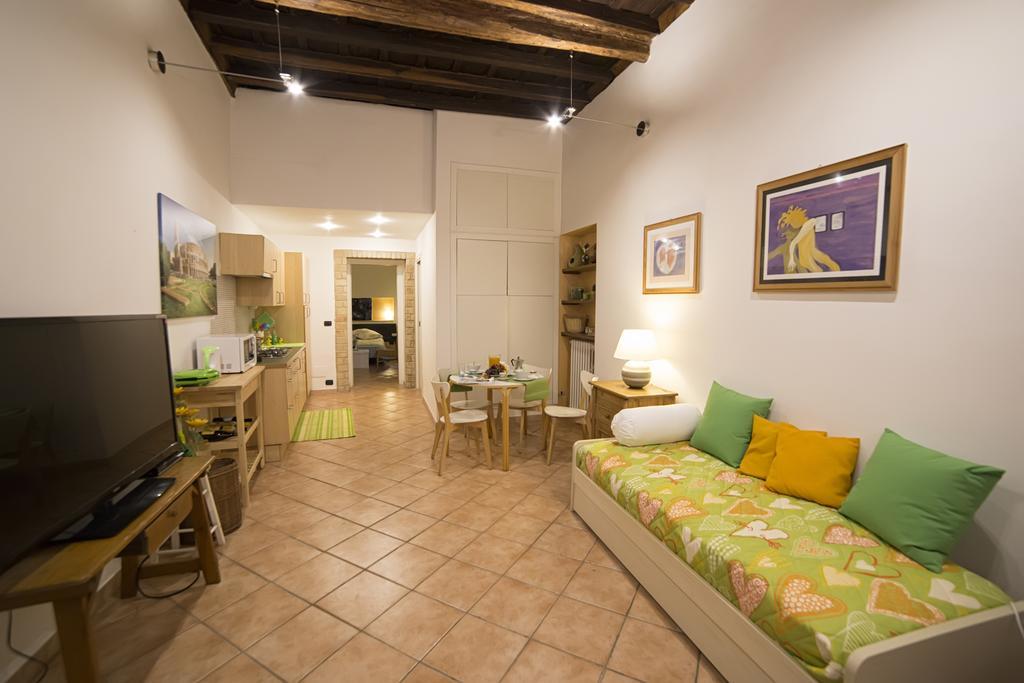 Coliseum Apartment *