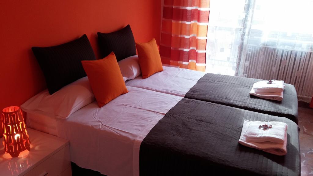 Famous Guest house *