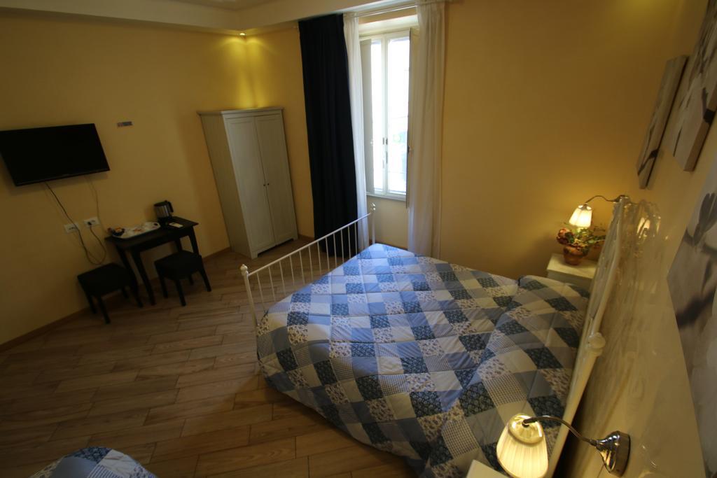 With Maison d'hôtes Rome