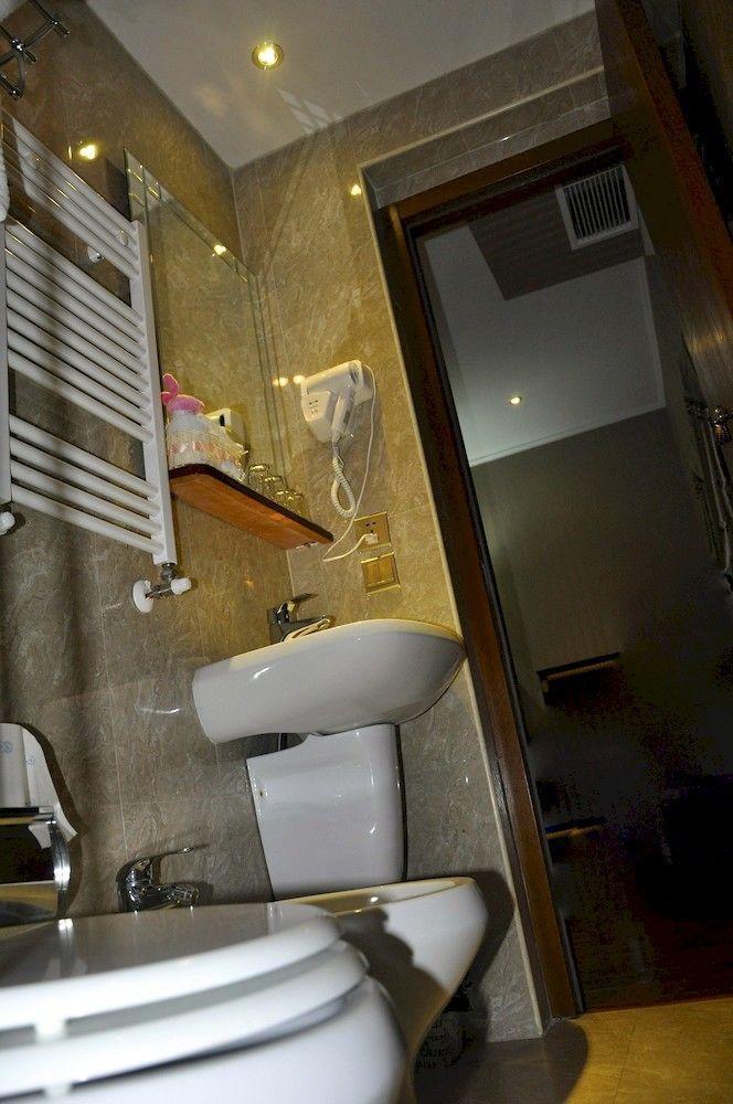 Drago D'oro - Accross From Metro Vittorio Emanuele Bed & Breakfast Roma
