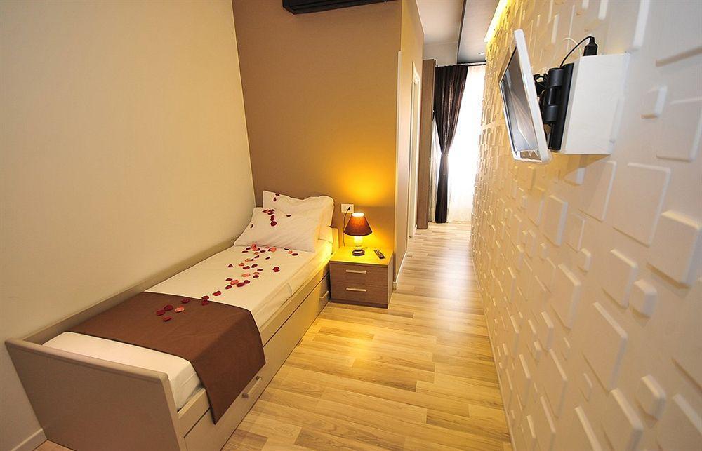 Living 2* Rome