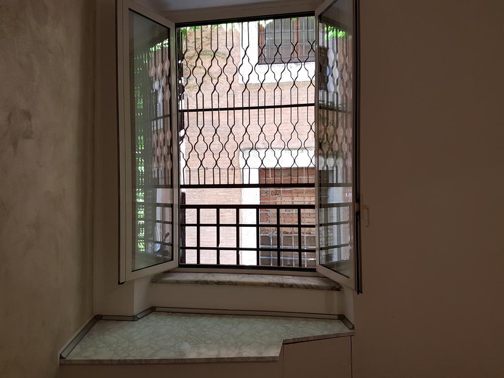 Navona's Flat Alley