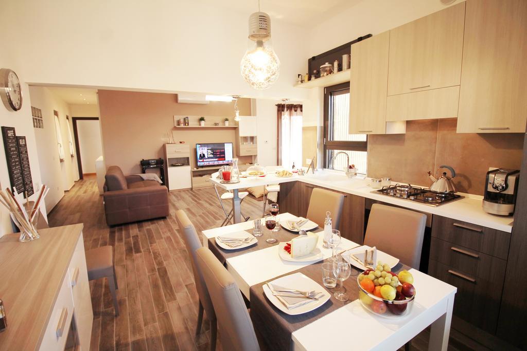 Eur Bright Spacious Terraced With Private Parking Only For Small Cars Apartment