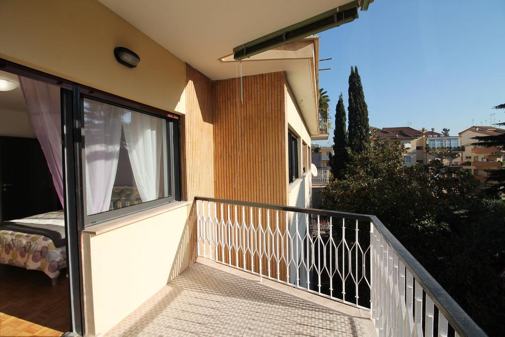 Eur Bright Spacious Terraced With Private Parking Only For Small Cars Apartment *