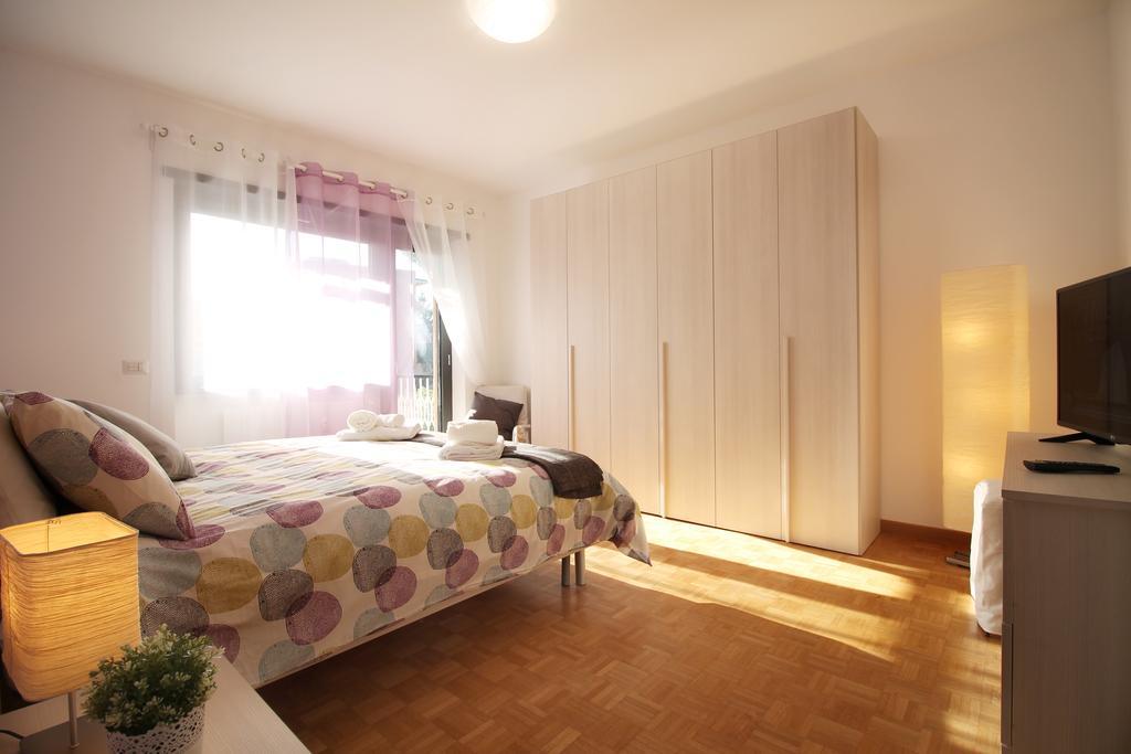 Eur Bright Spacious Terraced With Private Parking Only For Small Cars Apartment