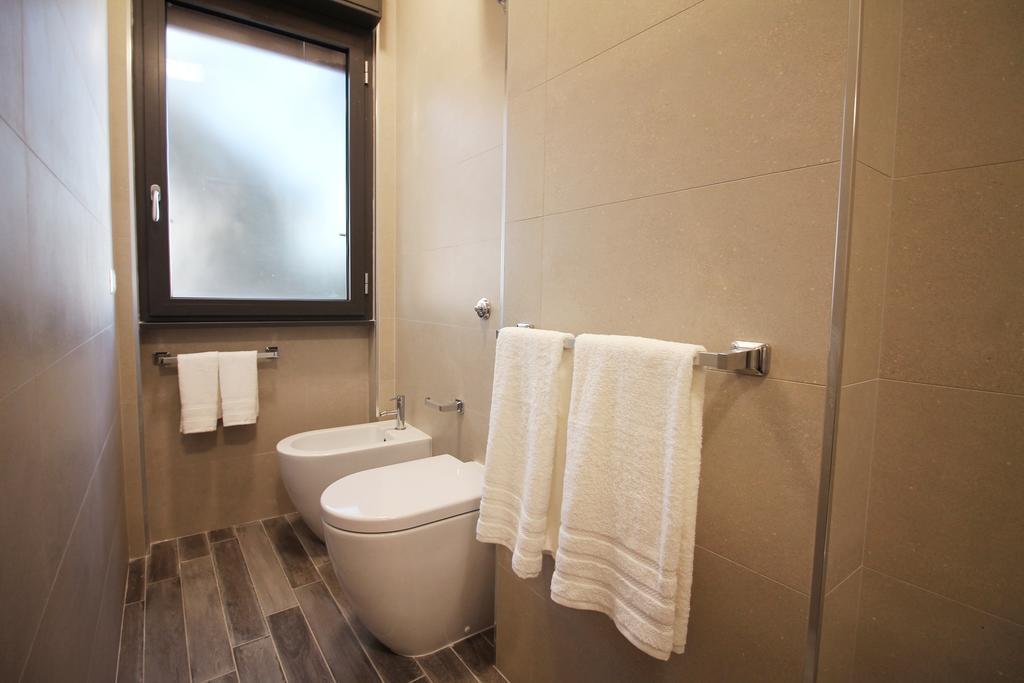 Eur Bright Spacious Terraced With Private Parking Only For Small Cars Apartment *