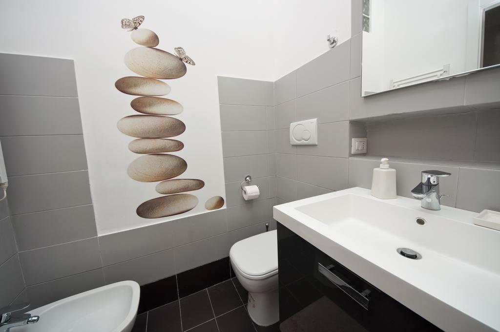 Cheap And Chic White At Coliseum Apartment Rome