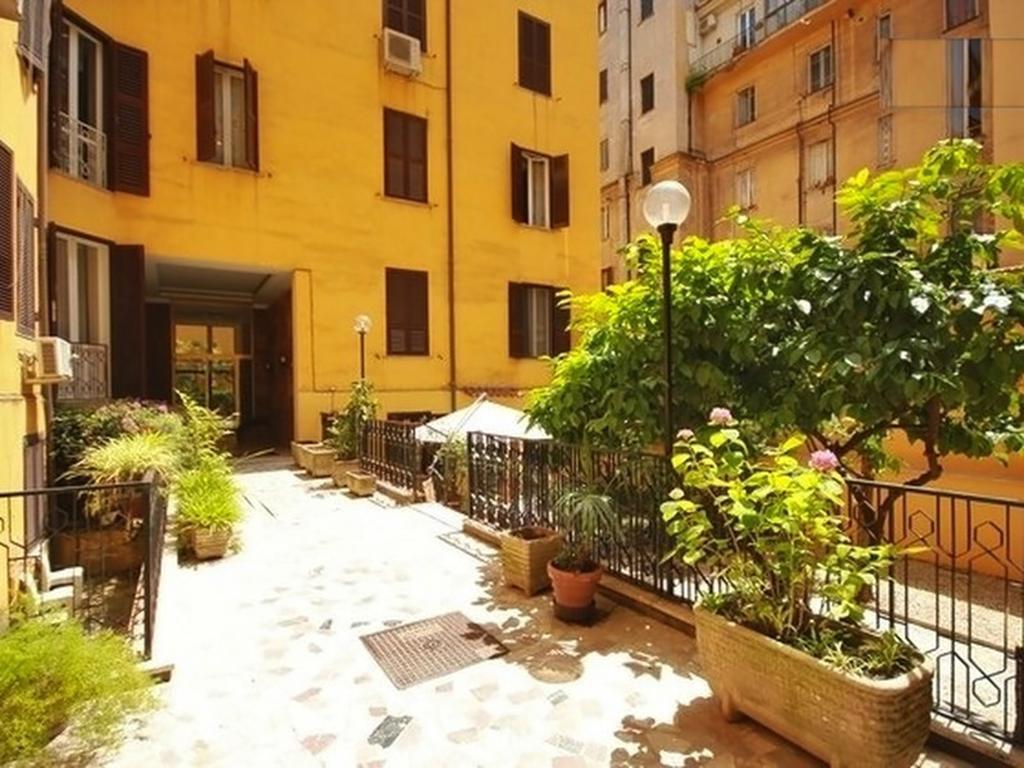 Cheap And Chic At Coliseum * Rome