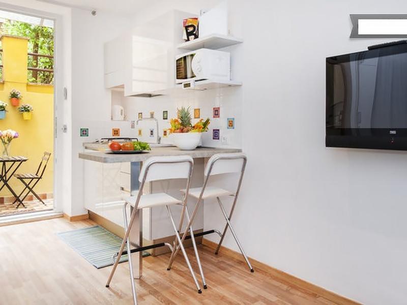 Cheap And Chic At Coliseum Apartment