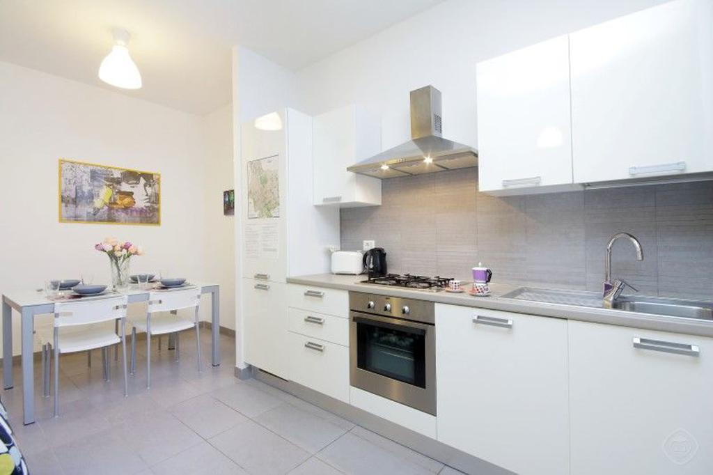 Cheap And Chic White At Coliseum Apartment Rome