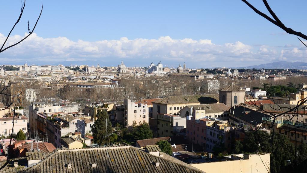 Apartment Sant Onofrio Rome