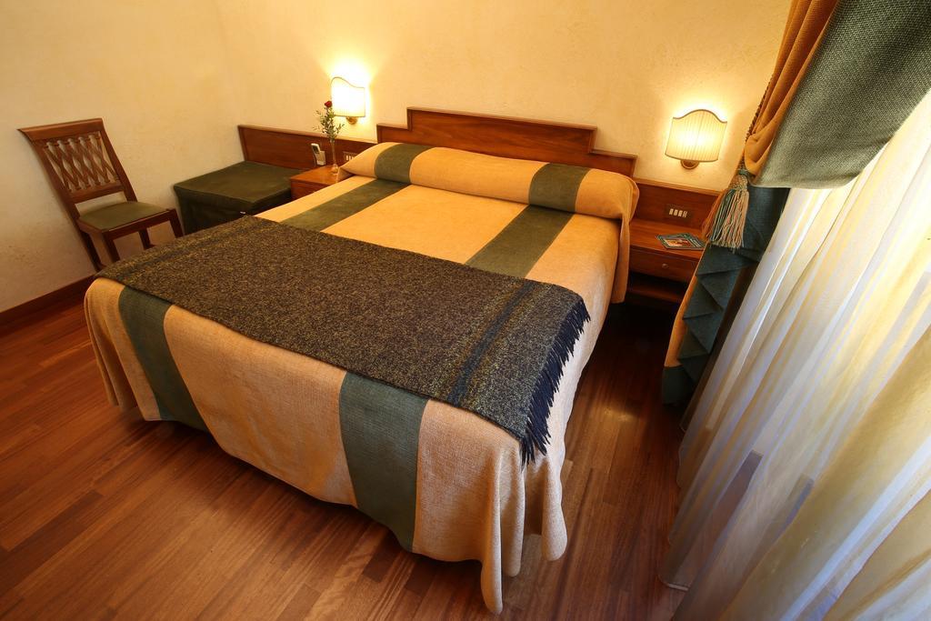 Al Colonnato Di San Pietro 3* Rome
