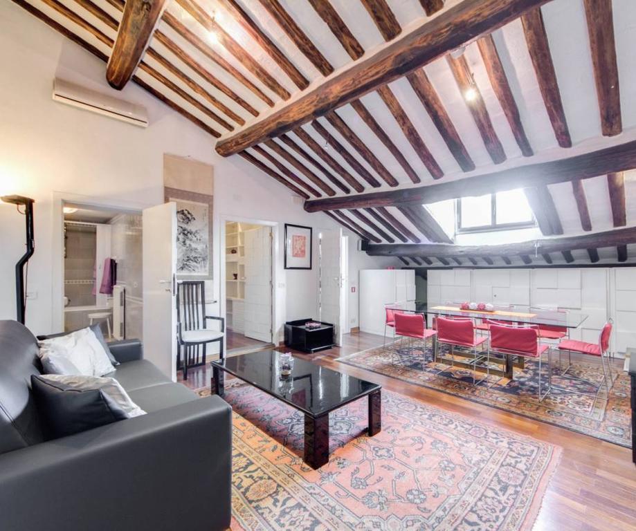Piazza Del Parlamento 3 *