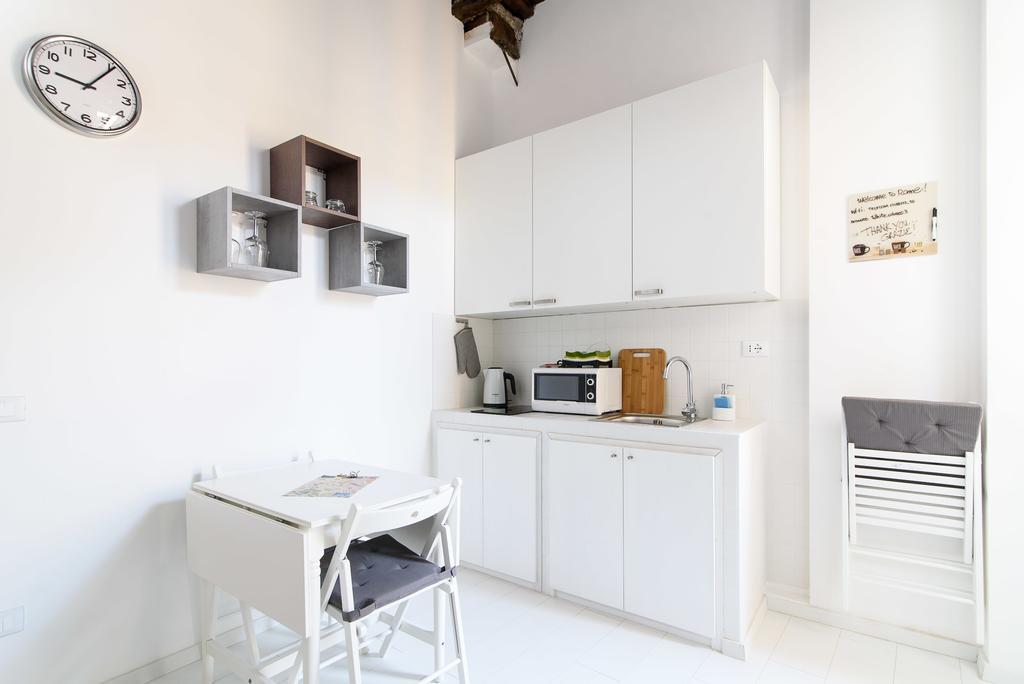 White Ostilia Apartment