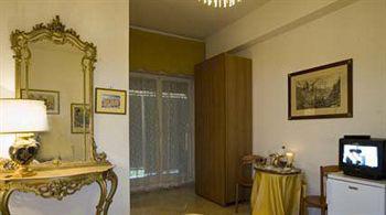 Babri Simim Taj Rome