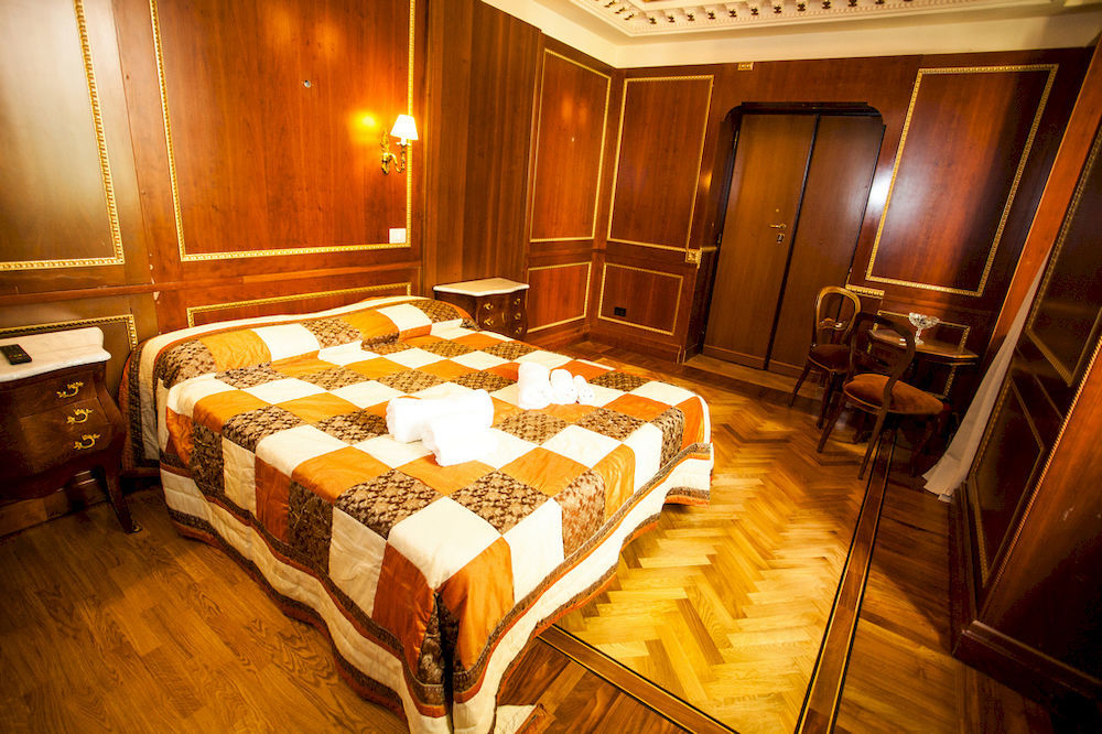 Domina Popolo Rome