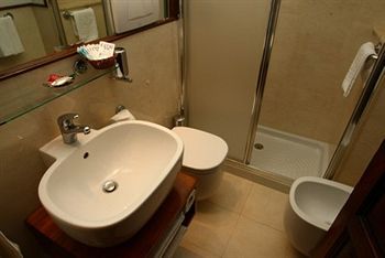 Al Colonnato Di San Pietro 3* Rome