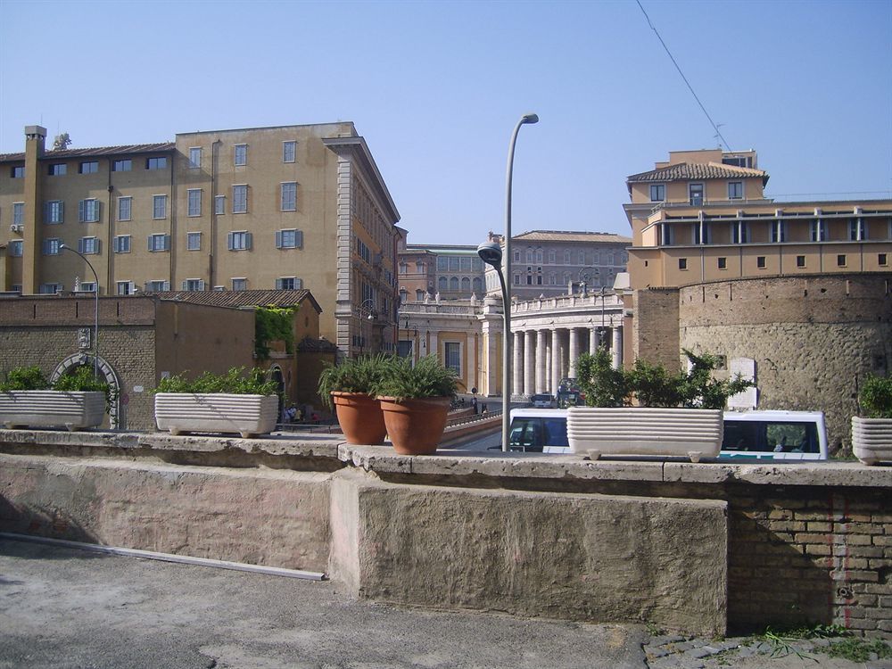 Al Colonnato Di San Pietro Rome